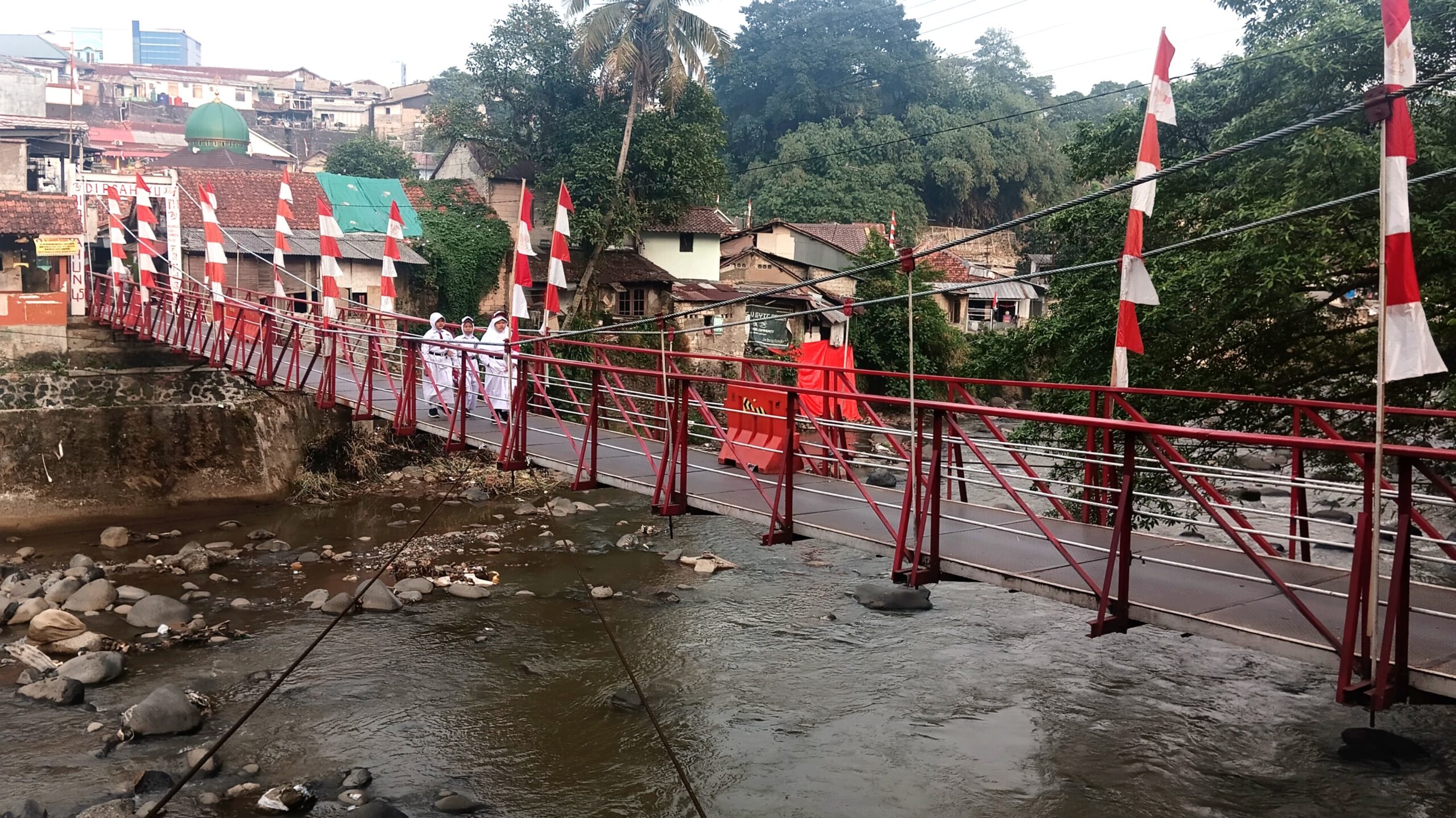 Momen Pelajar SD Meniti Jembatan ke Sekolah