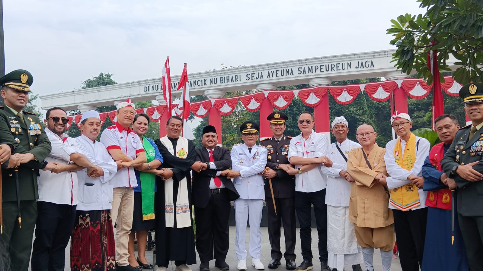 Doa Bersama Lintas Agama di Tugu Kujang