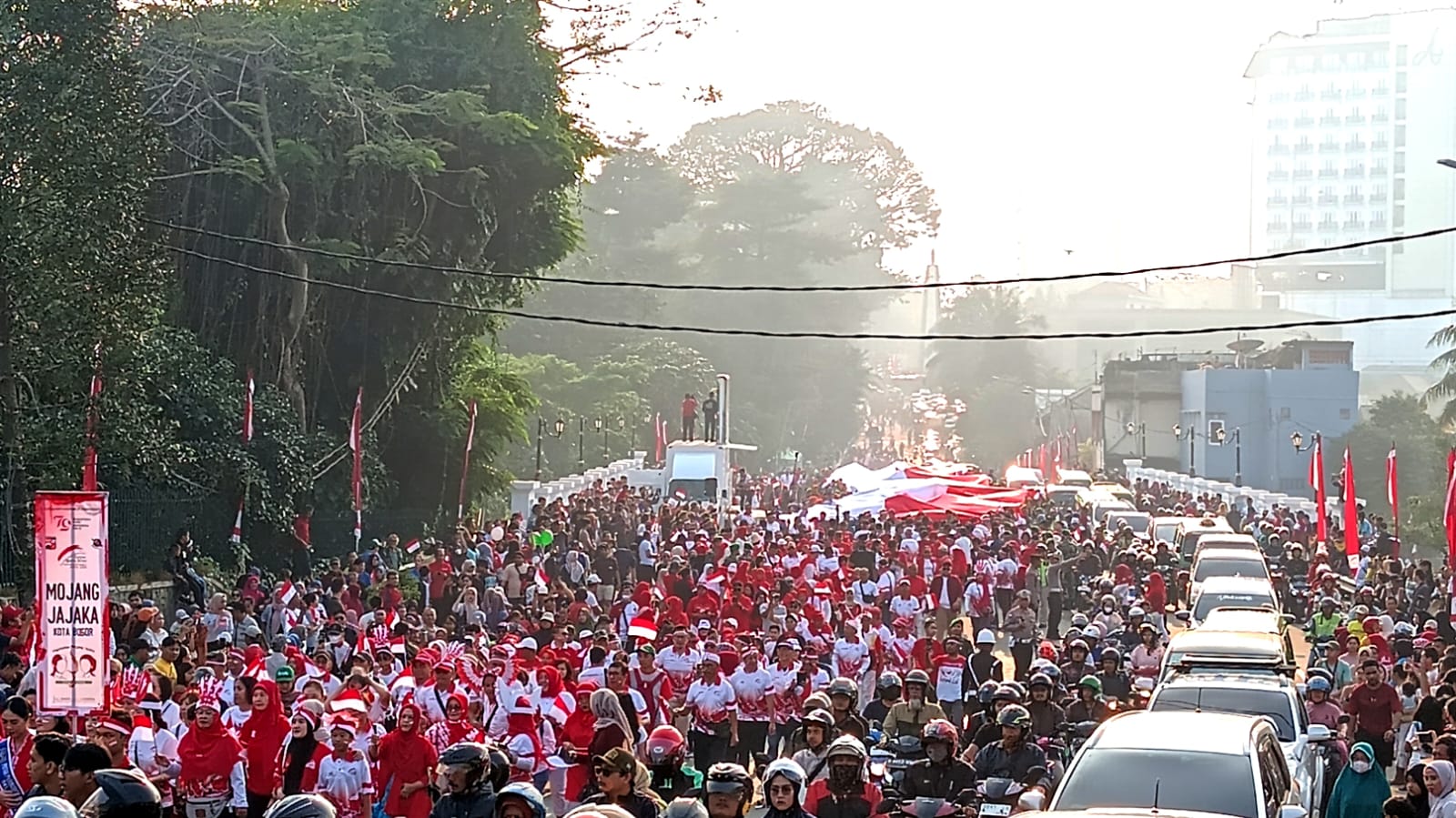 2 Bendera Merah Putih Raksasa Diarak 4,3 Km
