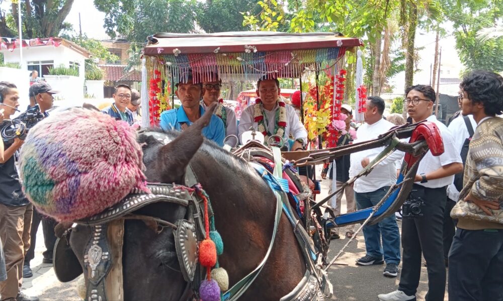 Daftar ke KPU Kota Bogor, Paslon Rayendra-Eka Naik Delman