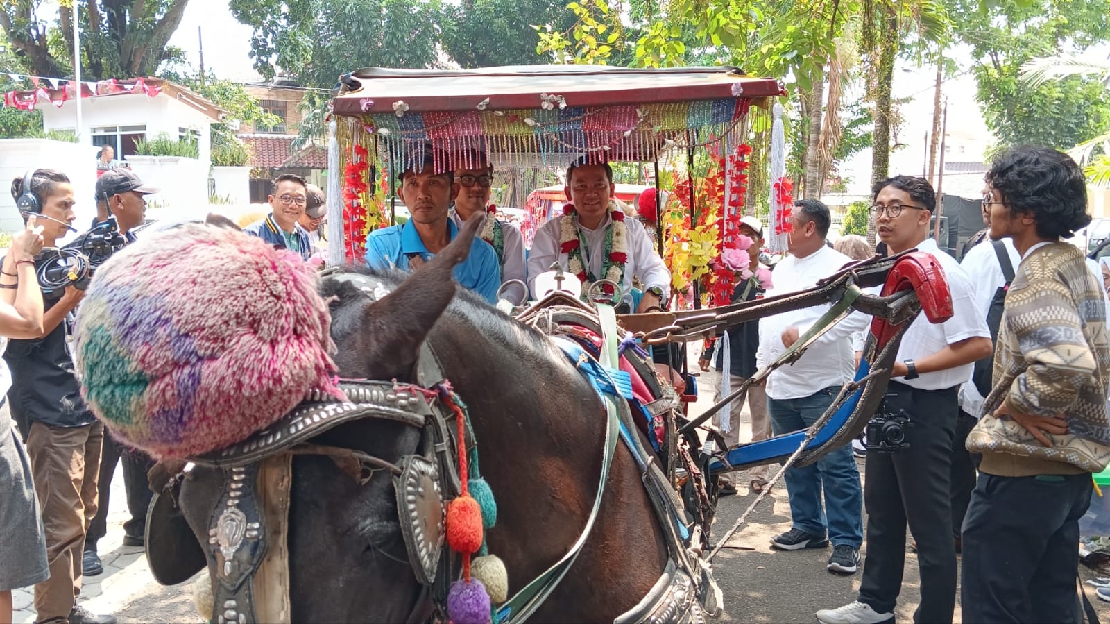 Daftar ke KPU Kota Bogor, Paslon Rayendra-Eka Naik Delman