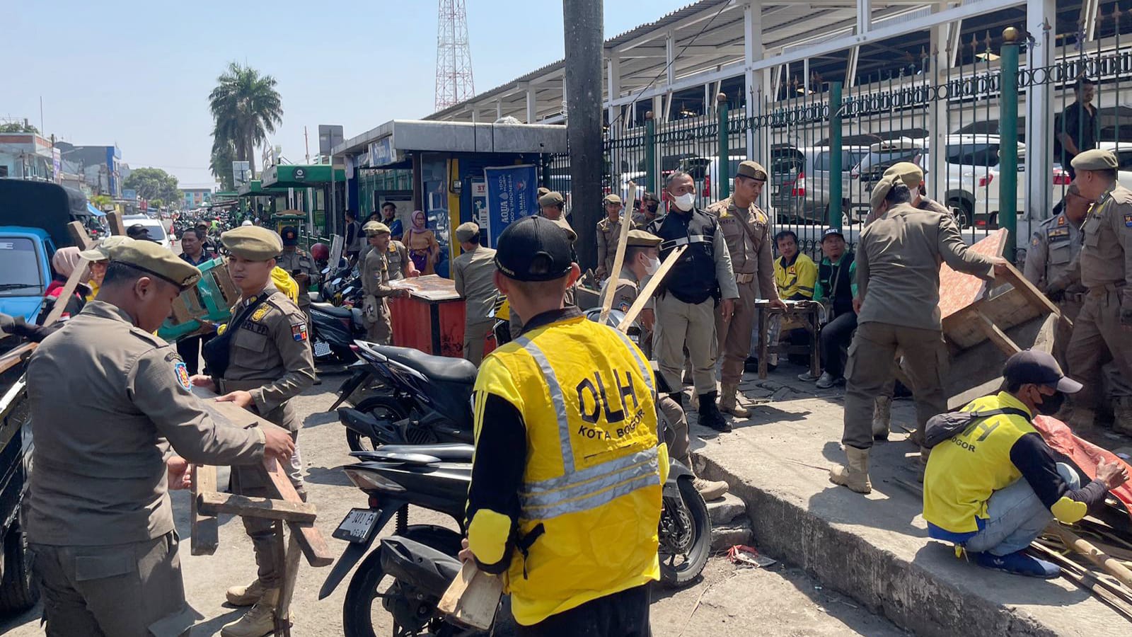 Petugas Tertibkan PKL hingga Gepeng di Jalan Mayor Oking