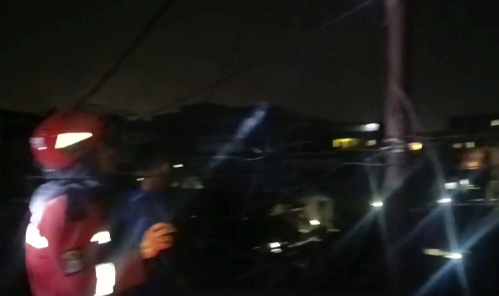 Kabel Listrik di Gudang Percikan Api, Damkar Sigap Tangani 