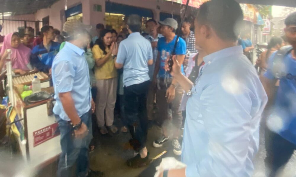 Momen Dedie Rachim Temui Warga saat Hujan Deras di Cilendek Timur 