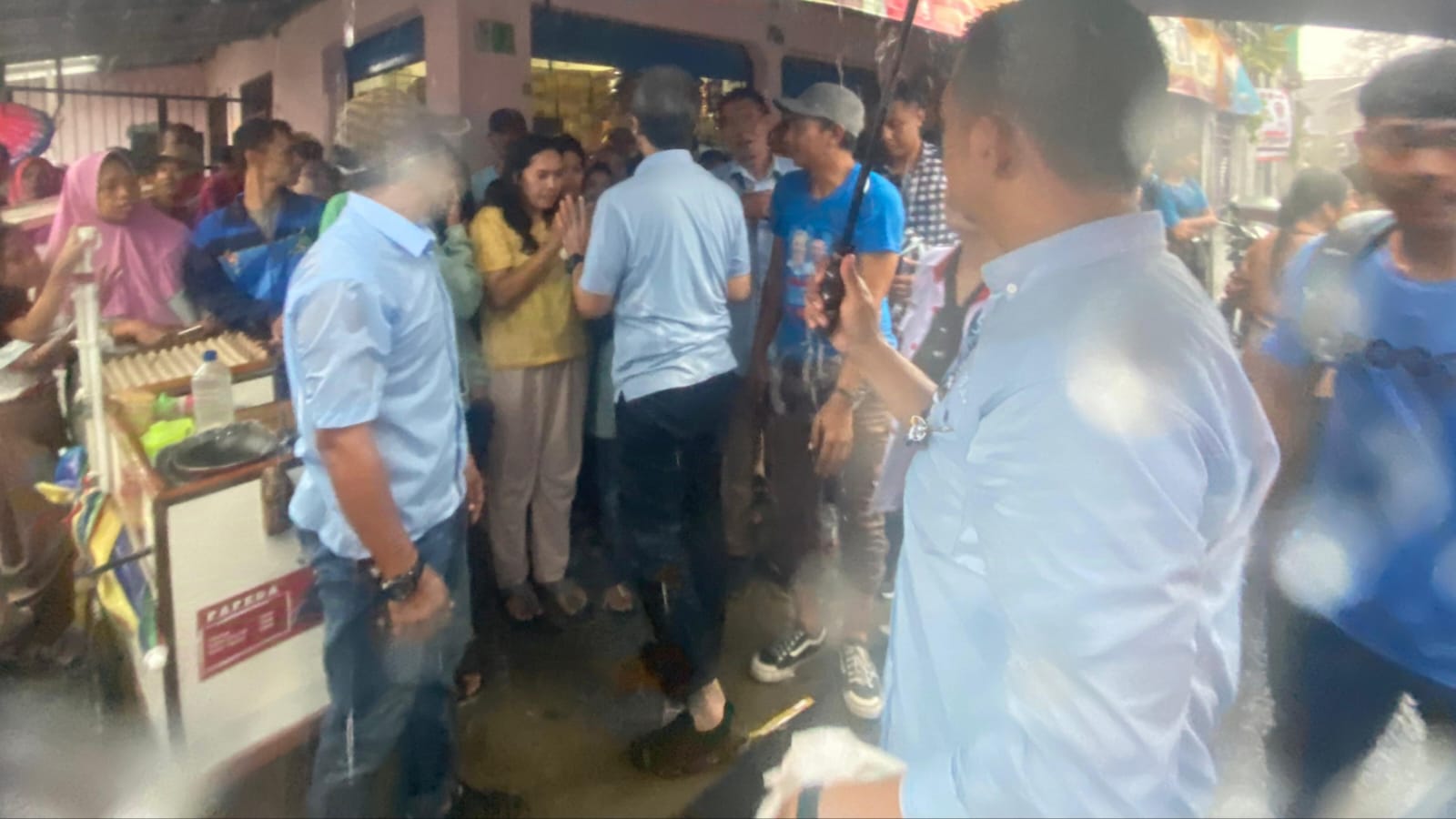 Momen Dedie Rachim Temui Warga saat Hujan Deras di Cilendek Timur 