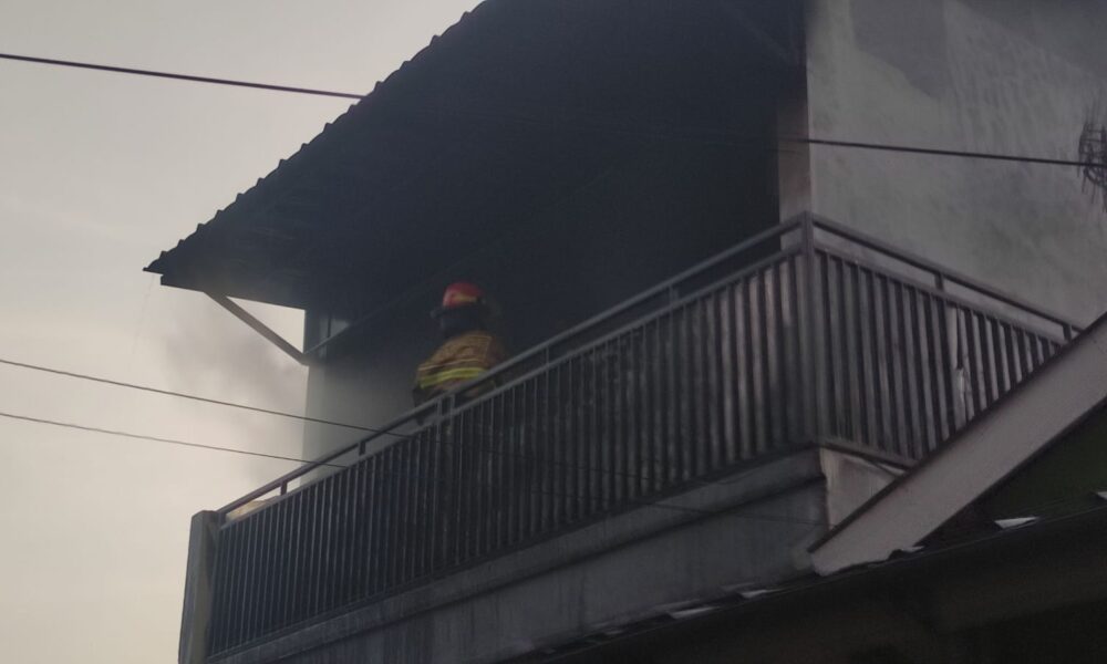 Diduga Korsleting Listrik, Rumah 2 Lantai di Cimahpar Terbakar 