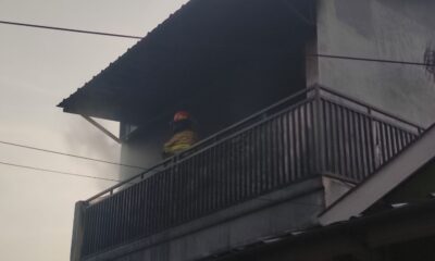 Diduga Korsleting Listrik, Rumah 2 Lantai di Cimahpar Terbakar 