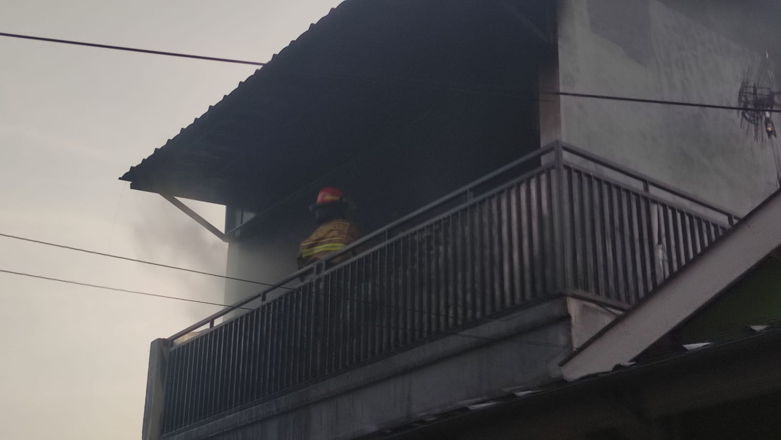 Diduga Korsleting Listrik, Rumah 2 Lantai di Cimahpar Terbakar 