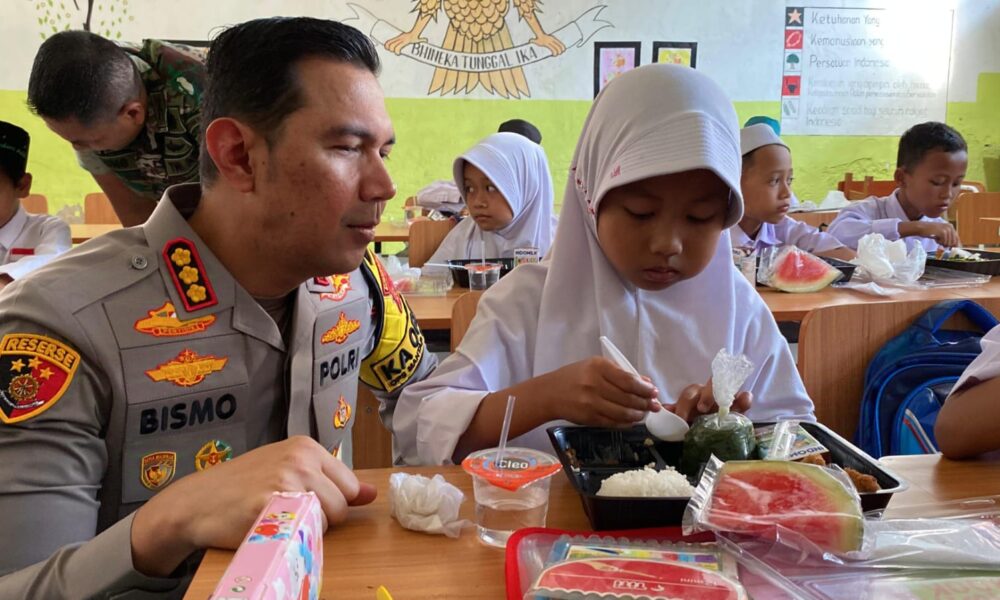 Polri dan TNI Berbagi Makan Siang Bergizi ke Pelajar SDN di Kota Bogor 