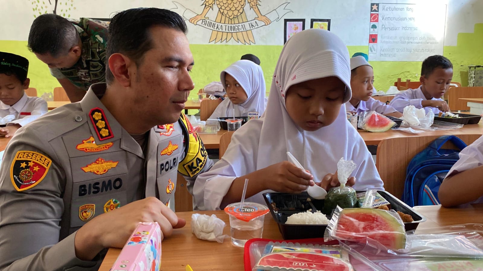 Polri dan TNI Berbagi Makan Siang Bergizi ke Pelajar SDN di Kota Bogor 