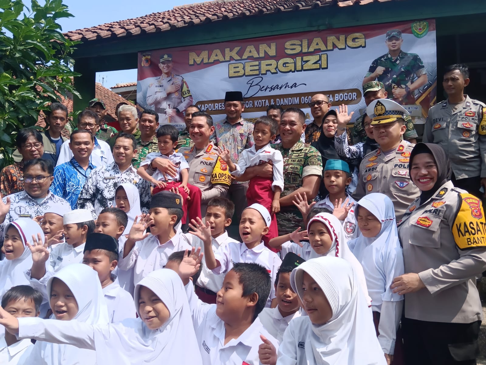 Cerianya Pelajar SDN Kebon Kopi saat Dapat Makan Siang Bergizi