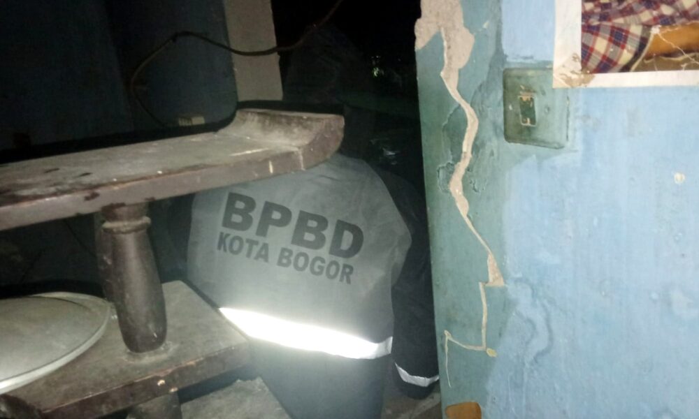 Rumah Warga di Sindangbarang Ambruk, Penghuni Diungsikan 