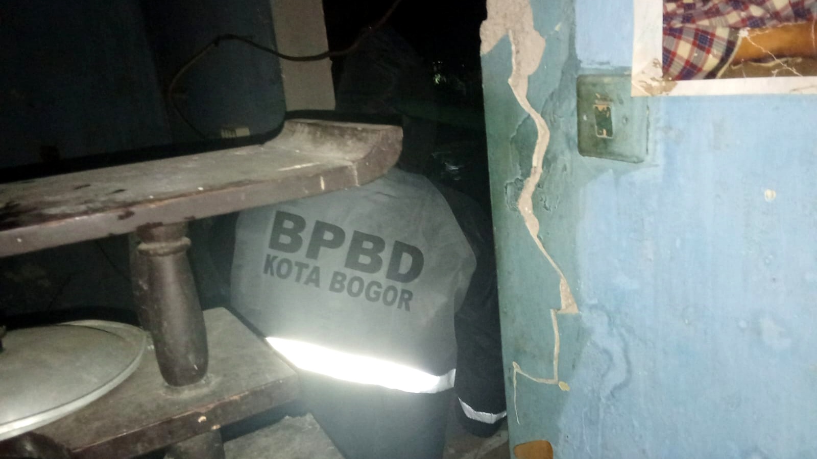 Rumah Warga di Sindangbarang Ambruk, Penghuni Diungsikan 