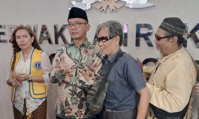 Ratusan Tuna Netra di Bogor Dapat Bantuan Uang-Tongkat Putih