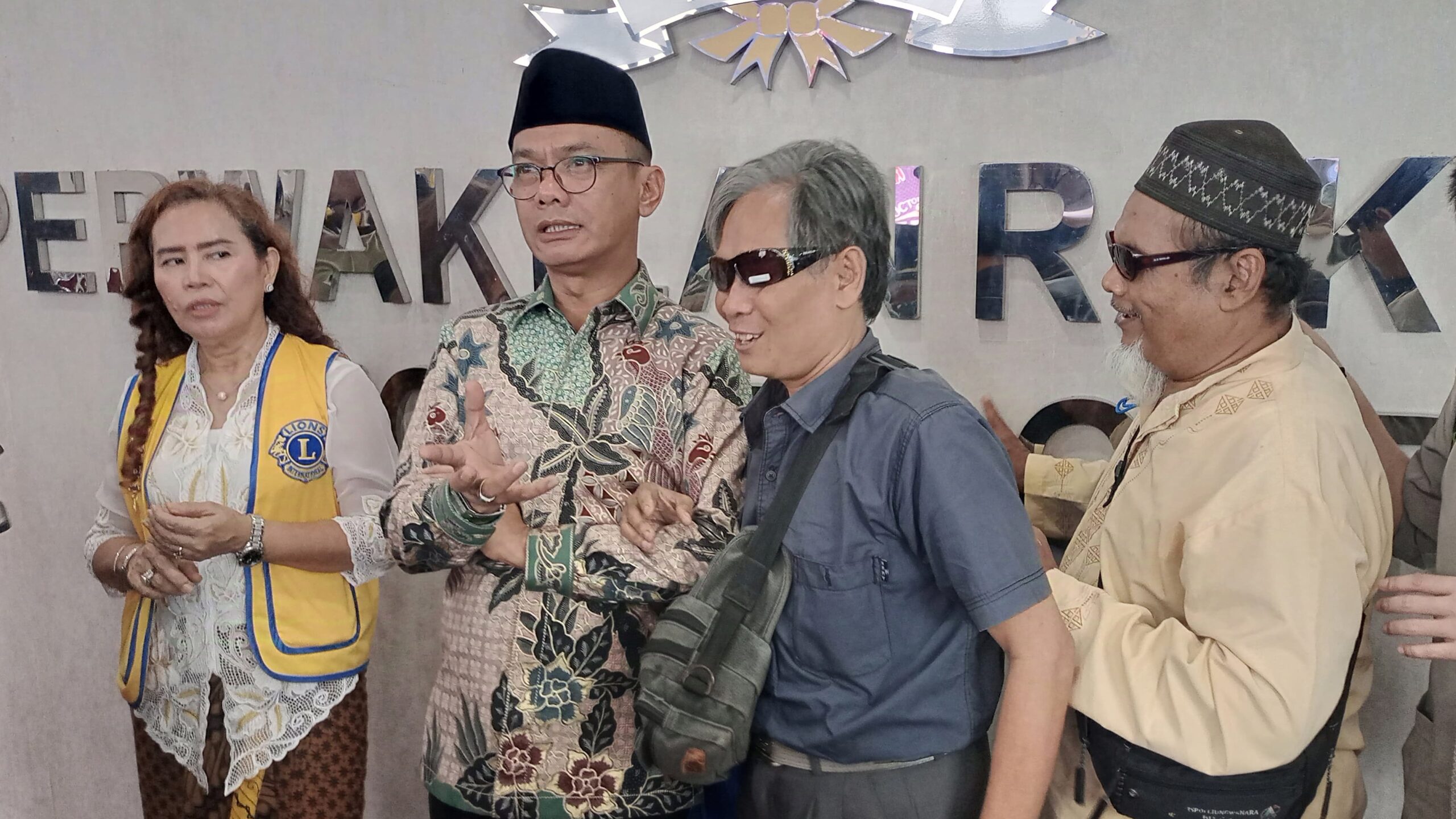 Ratusan Tuna Netra di Bogor Dapat Bantuan Uang-Tongkat Putih