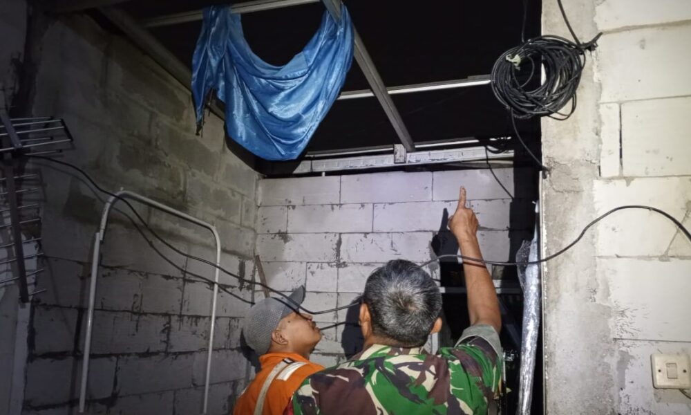 Atap Rumah Warga di Ciparigi Kota Bogor Tersapu Angin Kencang