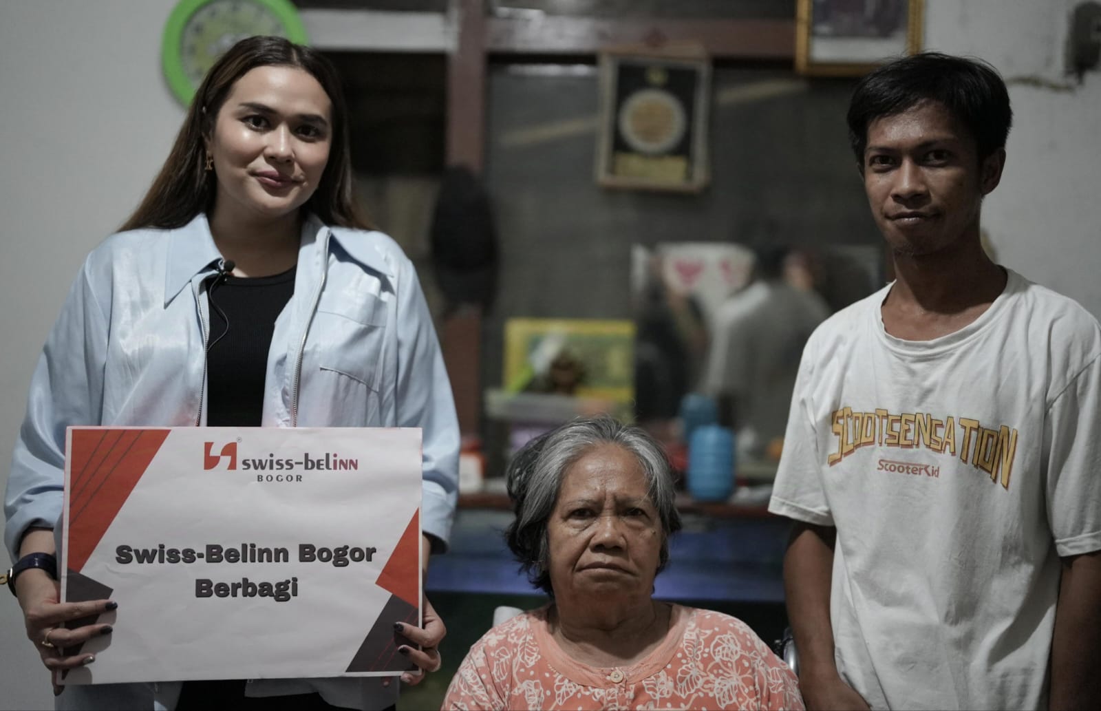 Swiss-Belinn Bogor Peduli Beri Bantuan Kursi Roda untuk Warga Cibogor