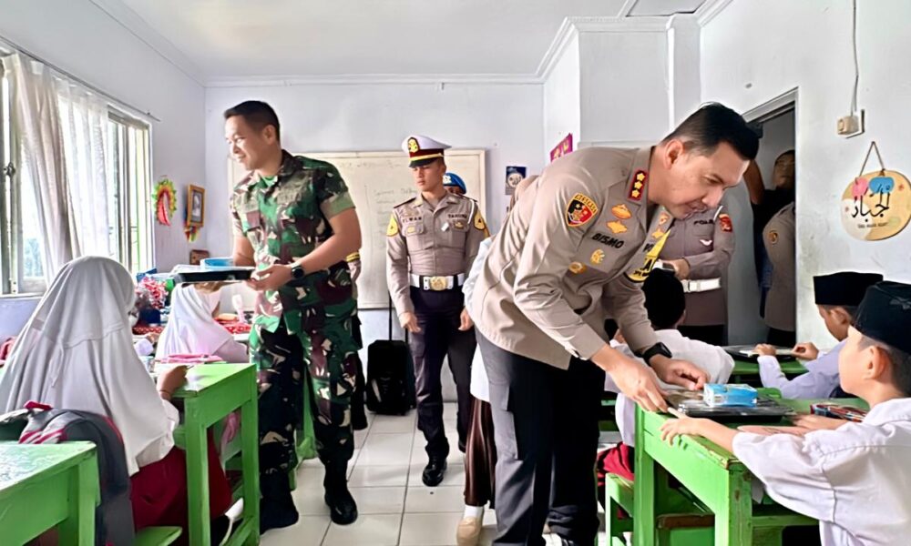 Polresta dan Kodim di Kota Bogor Kembali Berbagi Makan Bergizi Plus Susu ke Pelajar