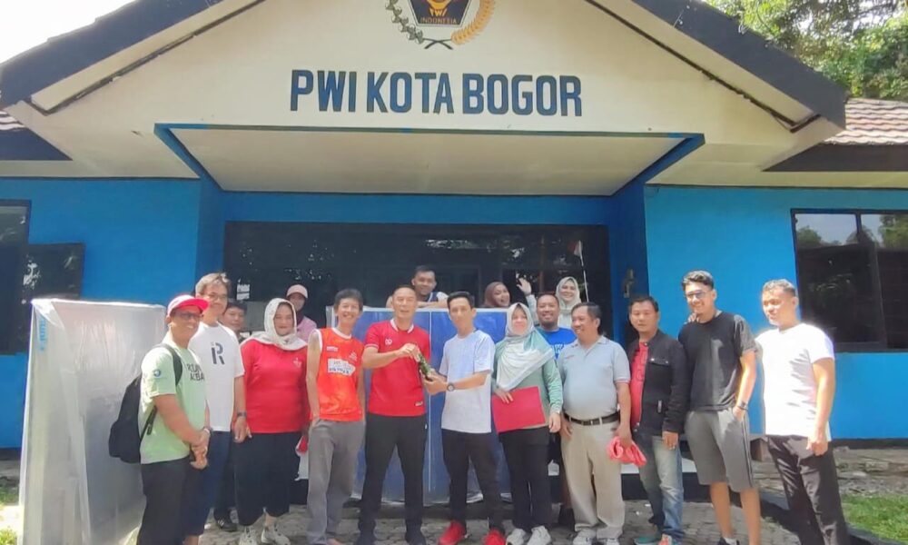 Dukung Wartawan Berolahraga, Dispora Beri Tenis Meja ke PWI Kota Bogor