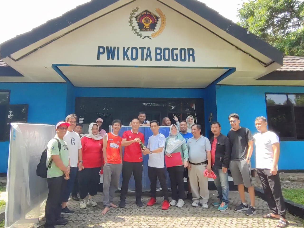 Dukung Wartawan Berolahraga, Dispora Beri Tenis Meja ke PWI Kota Bogor