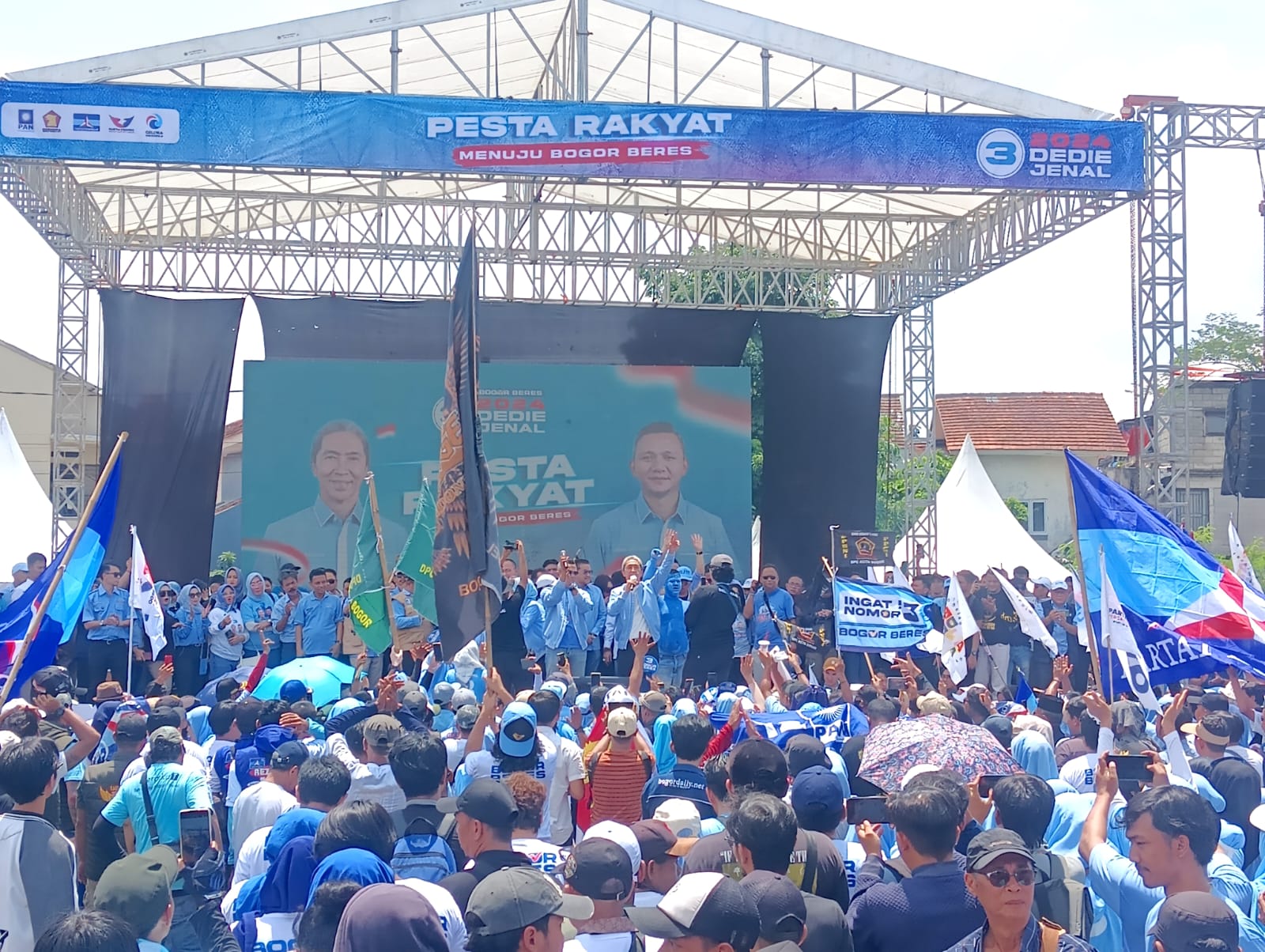 Kampanye Akbar Dedie-Jenal, Ribuan Massa Padati Lapangan Kayumanis