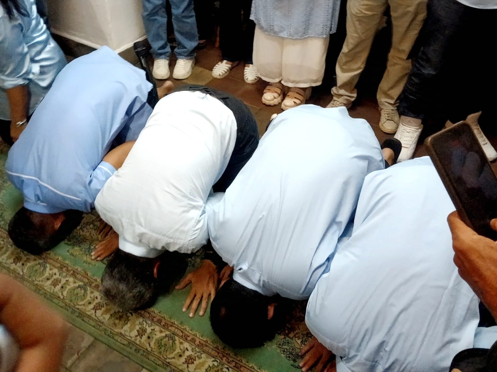 Hasil Hitung Cepat Menang, Dedie-Jenal Sujud Syukur