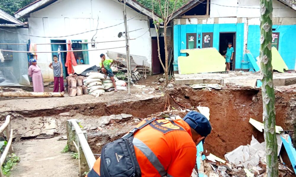 Longsor di Kertamaya, Akses Jembatan Terputus, 2 Rumah Warga Rusak