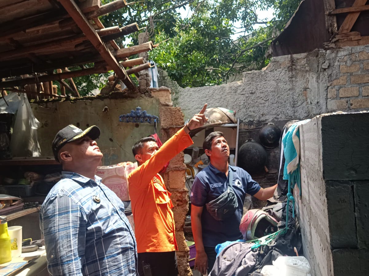 Diguyur Hujan Deras, Atap Rumah Warga di Babakan Pasar Ambruk