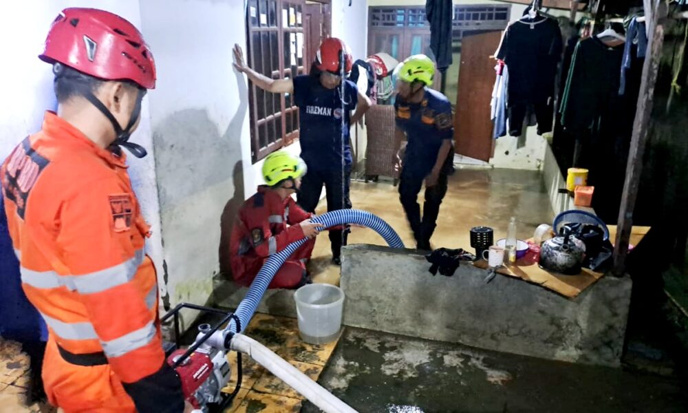 Banjir Lintasan Terjang Puluhan Rumah Warga di Tegalgundil
