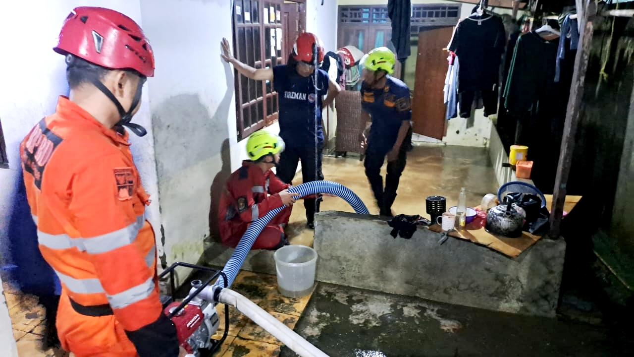 Banjir Lintasan Terjang Puluhan Rumah Warga di Tegalgundil