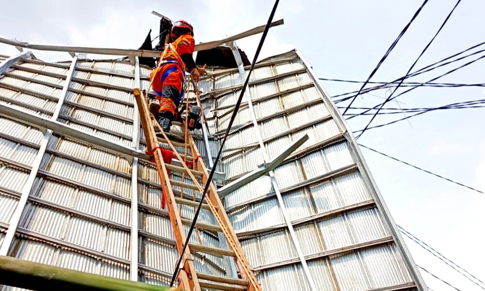 BPBD Evakuasi Atap Rumah Warga Tersangkut di Tiang Listrik Imbas Angin Kencang 