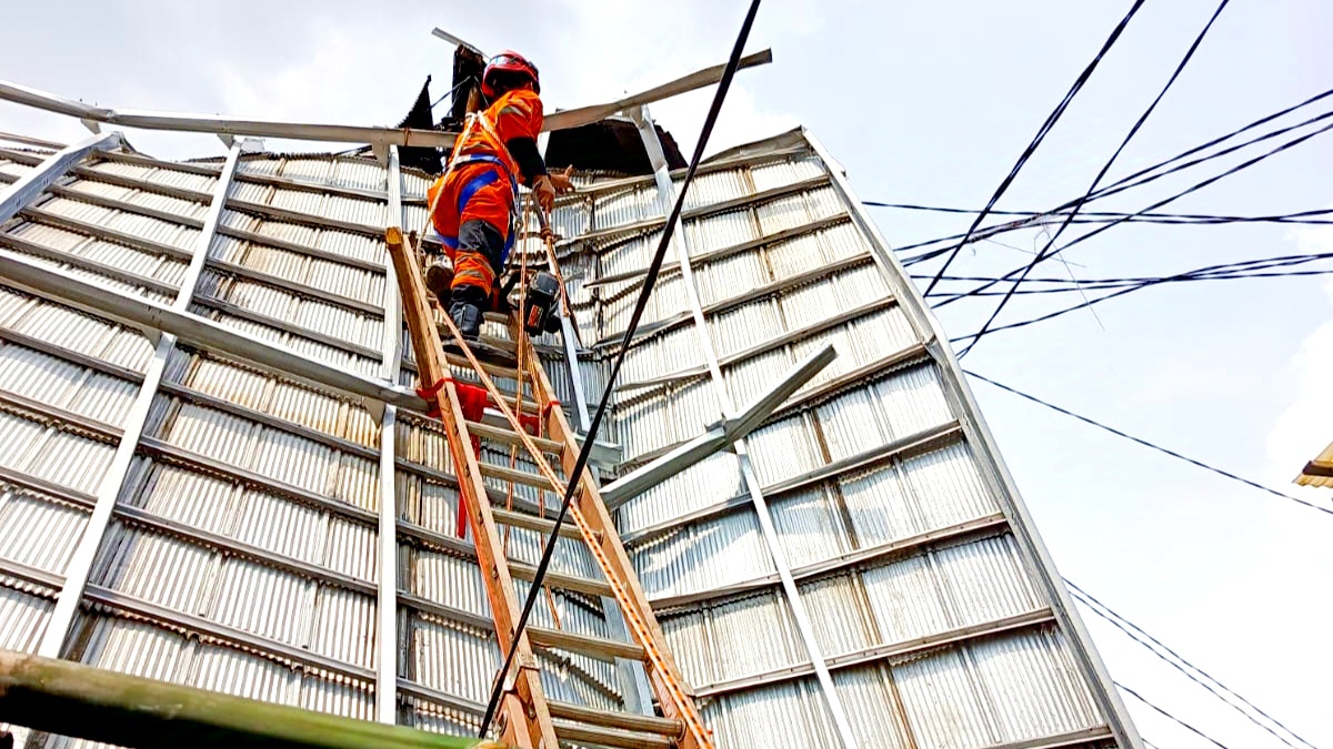 BPBD Evakuasi Atap Rumah Warga Tersangkut di Tiang Listrik Imbas Angin Kencang 