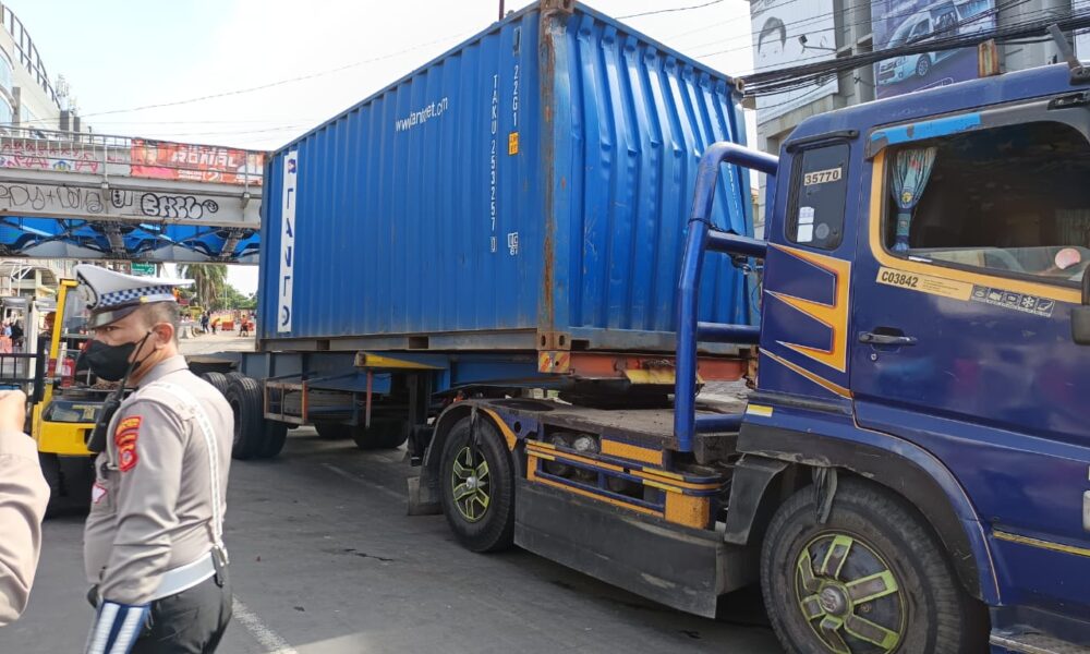 Truk Kontainer Tersangkut di Jembatan Perlintasan Kereta Kota Bogor Dievakuasi Petugas