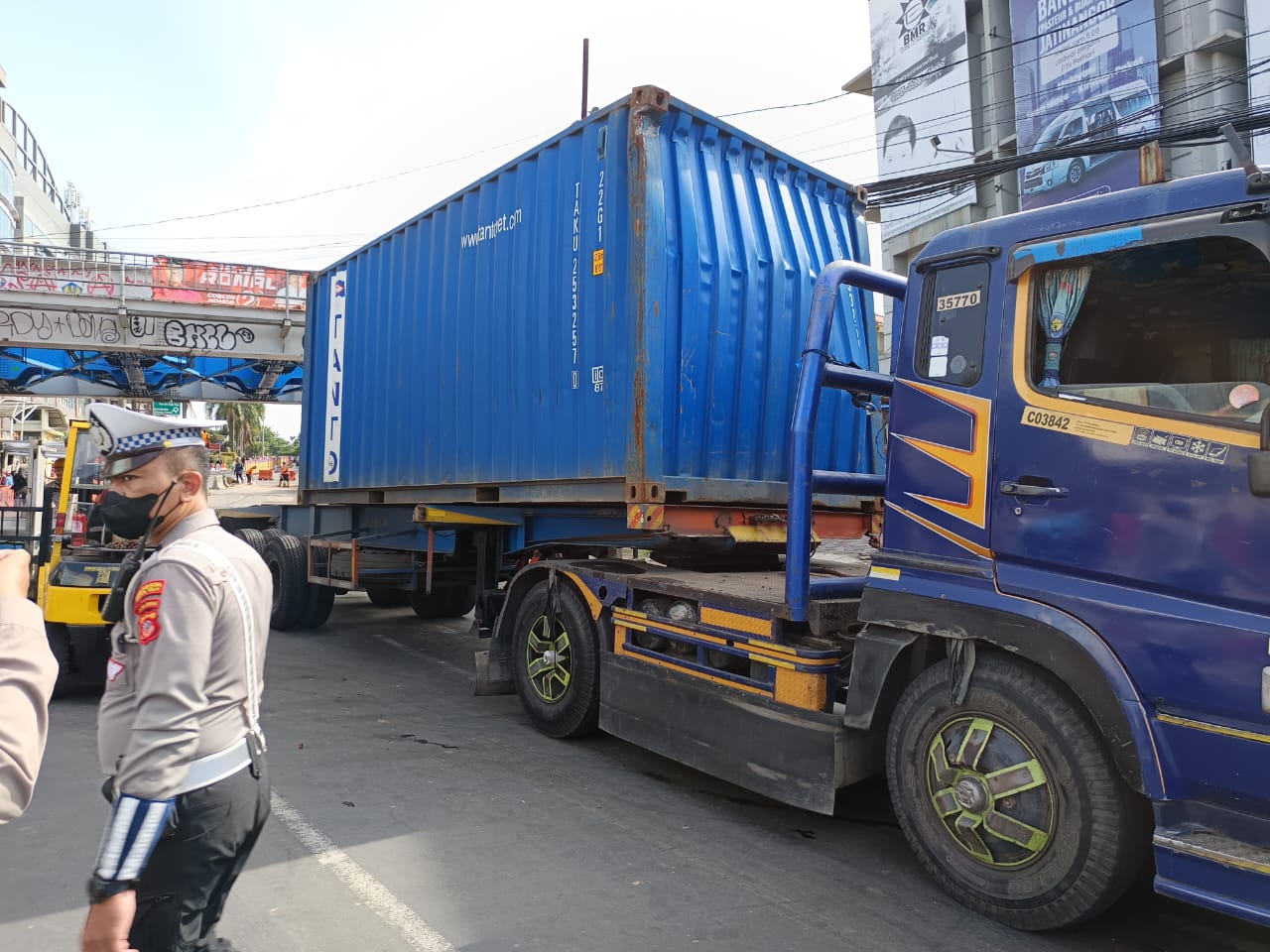 Truk Kontainer Tersangkut di Jembatan Perlintasan Kereta Kota Bogor Dievakuasi Petugas