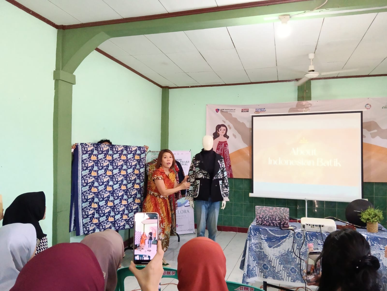 Mahasiswa LSPR Kembangkan Potensi Batik Cibuluh Menuju Pasar Global