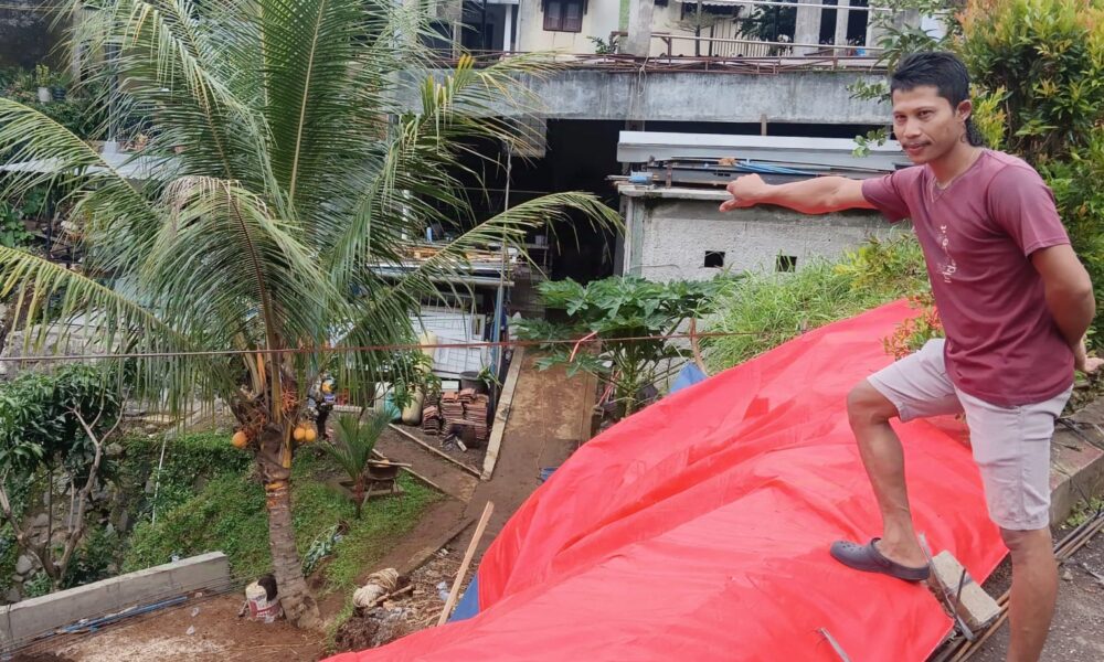 Tertimbun Longsor Sejam, Pekerja Bangunan di Kertamaya Dievakuasi Selamat 