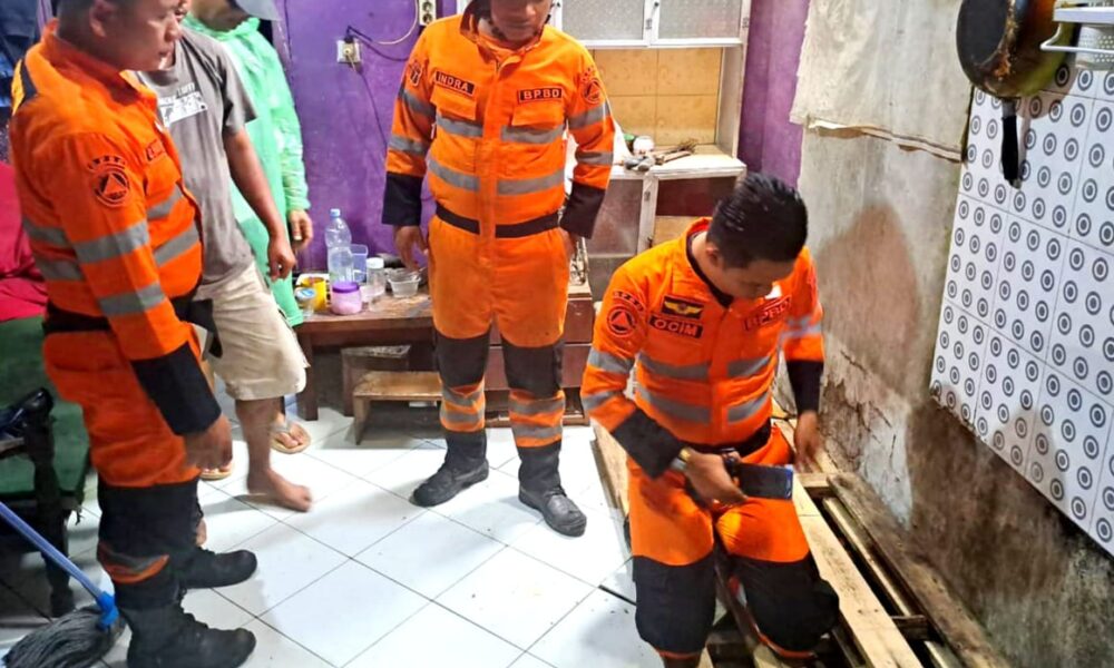 Tanah di Dapur Rumah Warga Ciwaringin Ambles Sedalam 5 Meter