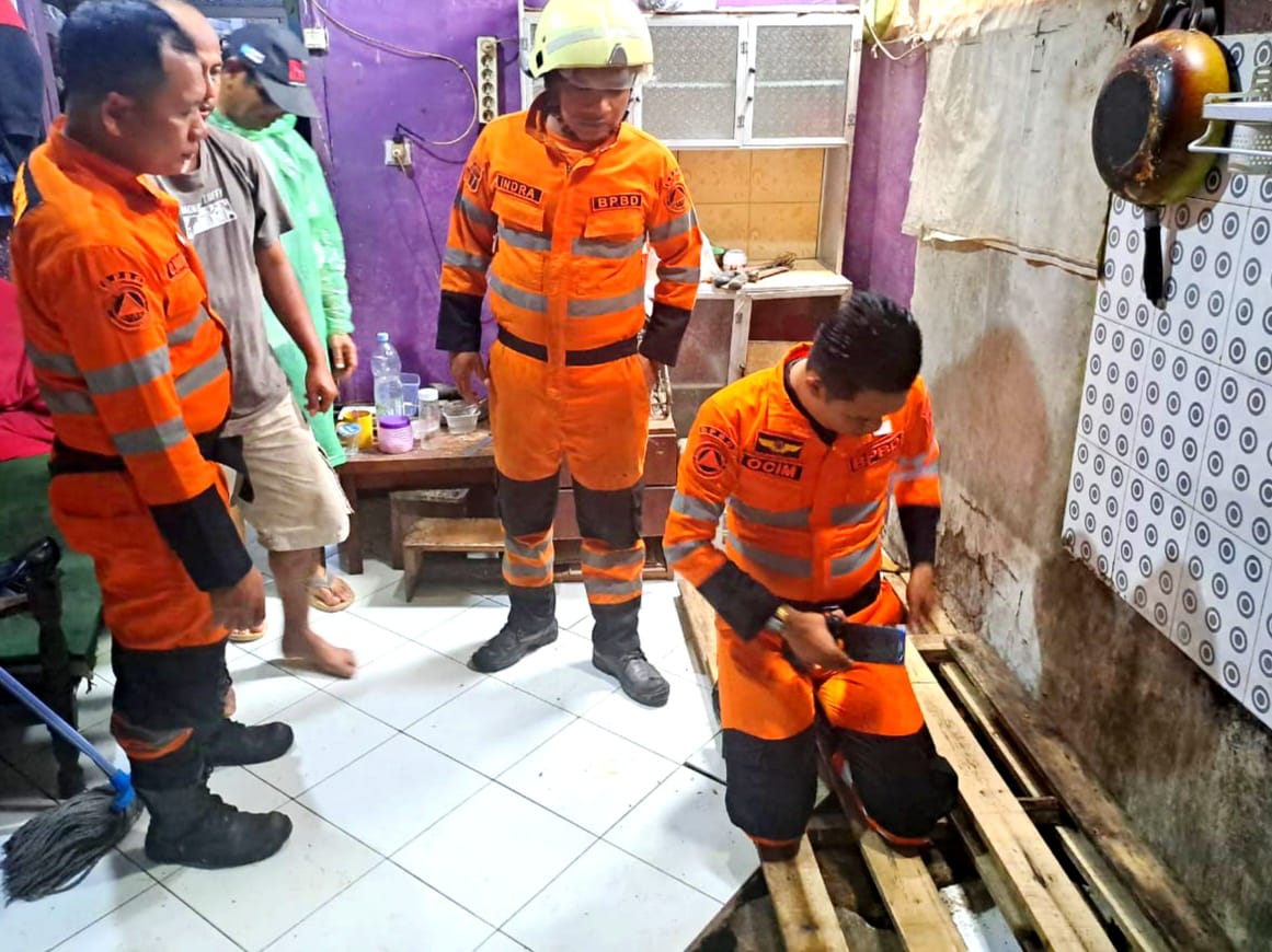 Tanah di Dapur Rumah Warga Ciwaringin Ambles Sedalam 5 Meter