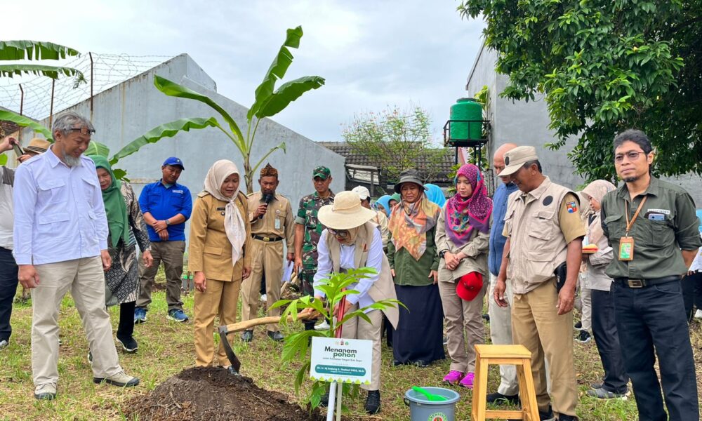 Dukung Ketahanan Pangan di Kota Bogor, Endang Setyawati Tanam Bibit Produktif Kehutanan