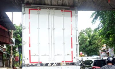 Hendak Uji KIR, Truk Boks Tersangkut Talang Air di Kota Bogor