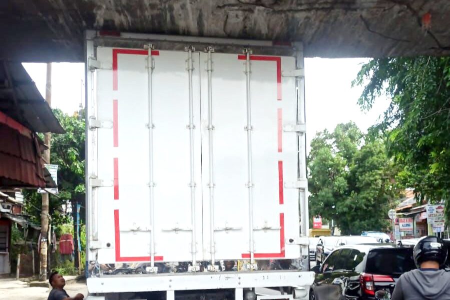 Hendak Uji KIR, Truk Boks Tersangkut Talang Air di Kota Bogor