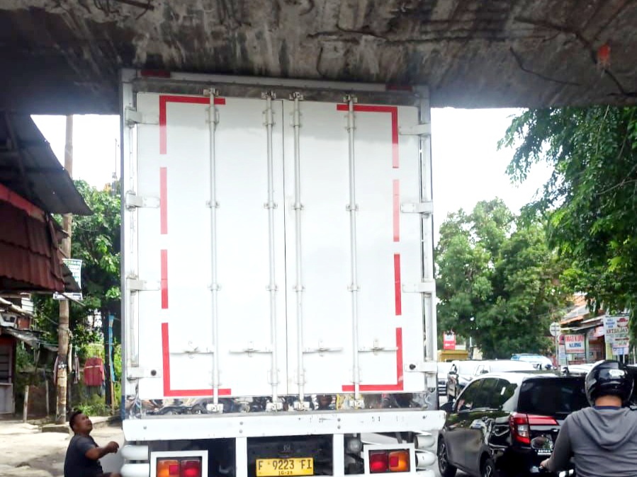 Hendak Uji KIR, Truk Boks Tersangkut Talang Air di Kota Bogor