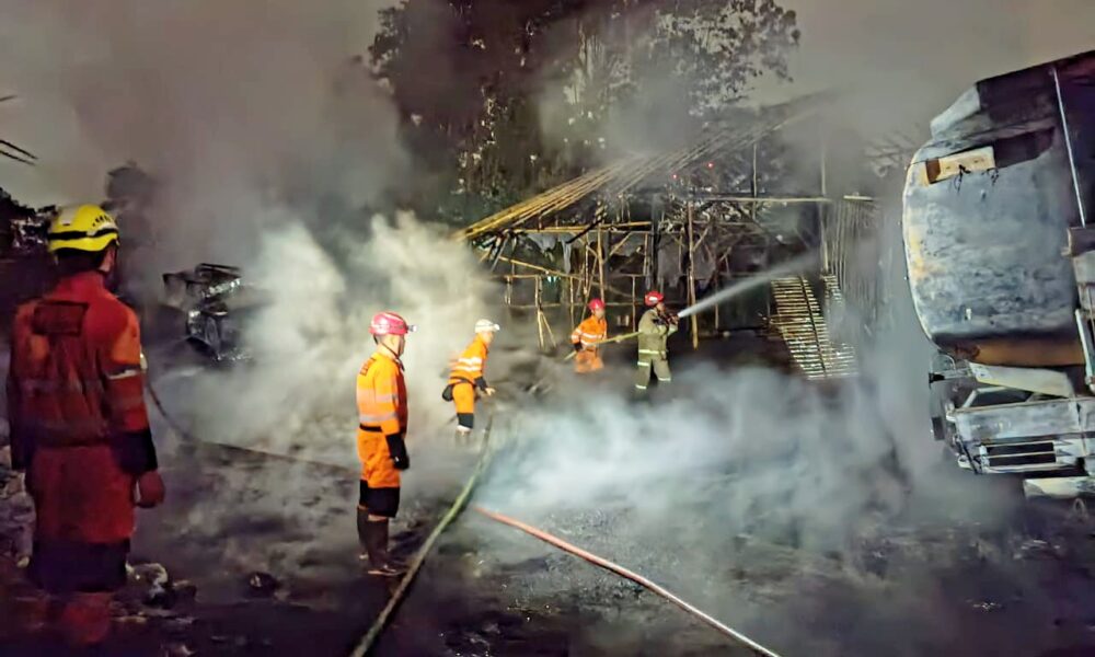 2 Truk Tangki BBM-Rumah Semi Permanen Terbakar di Kayumanis
