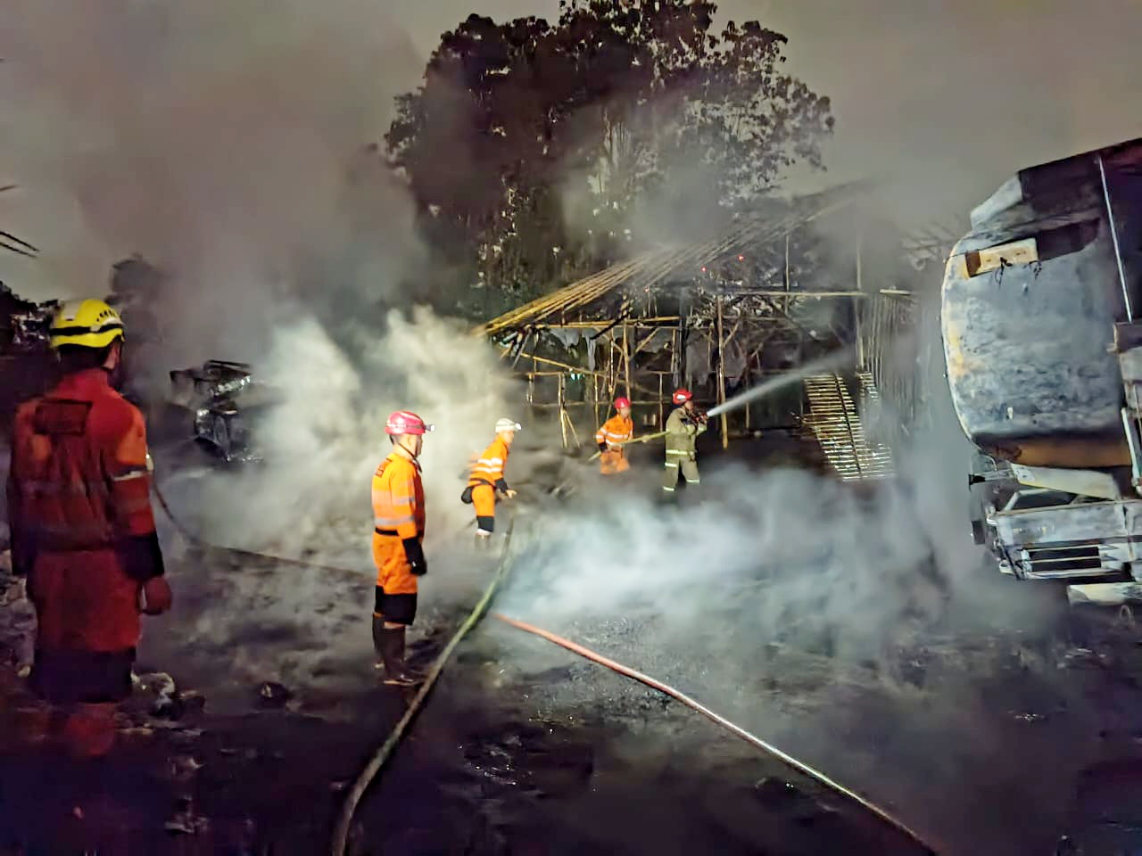 2 Truk Tangki BBM-Rumah Semi Permanen Terbakar di Kayumanis