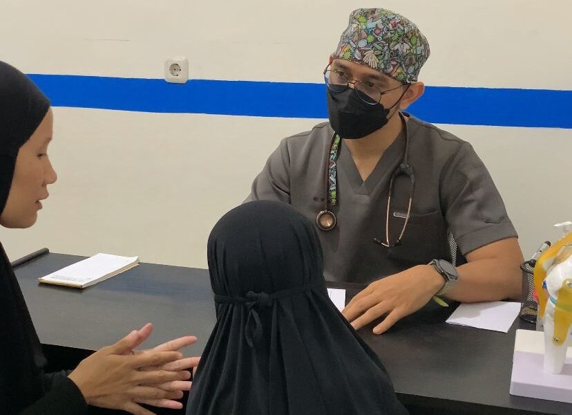 Pengabdian Tiada Henti Dokter Riyadhi: Rutin Pengobatan Gratis