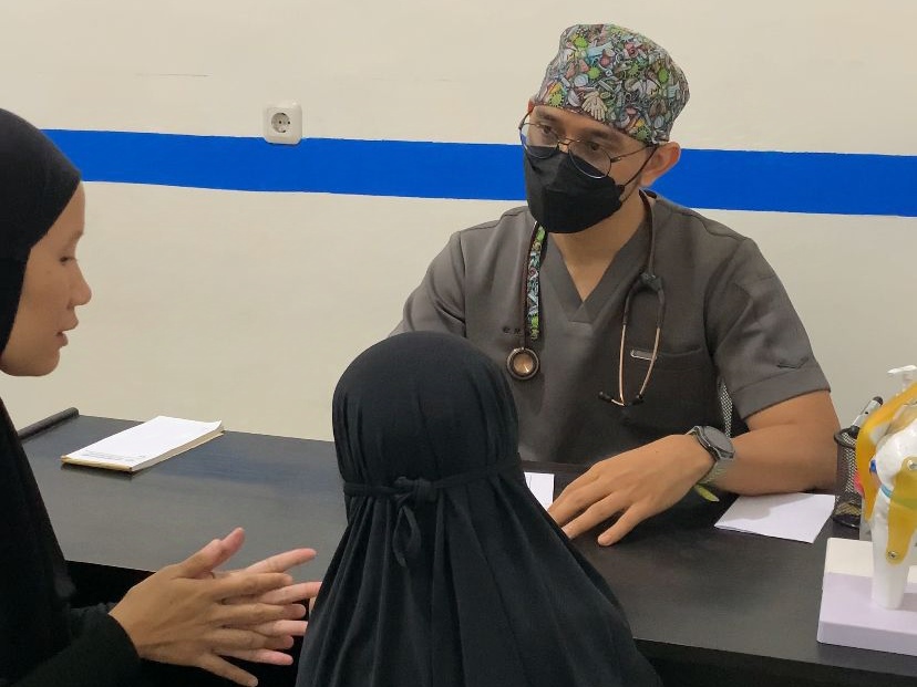 Pengabdian Tiada Henti Dokter Riyadhi: Rutin Pengobatan Gratis