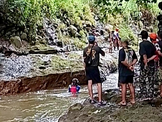 Remaja Hanyut di Sungai Ciliwung Ditemukan di Bawah Jembatan Balai Binarum