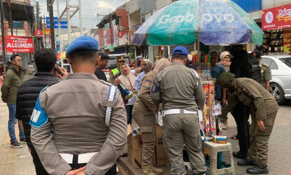 Petugas Gabungan Sita Puluhan Petasan dari Pedagang di Kota Bogor