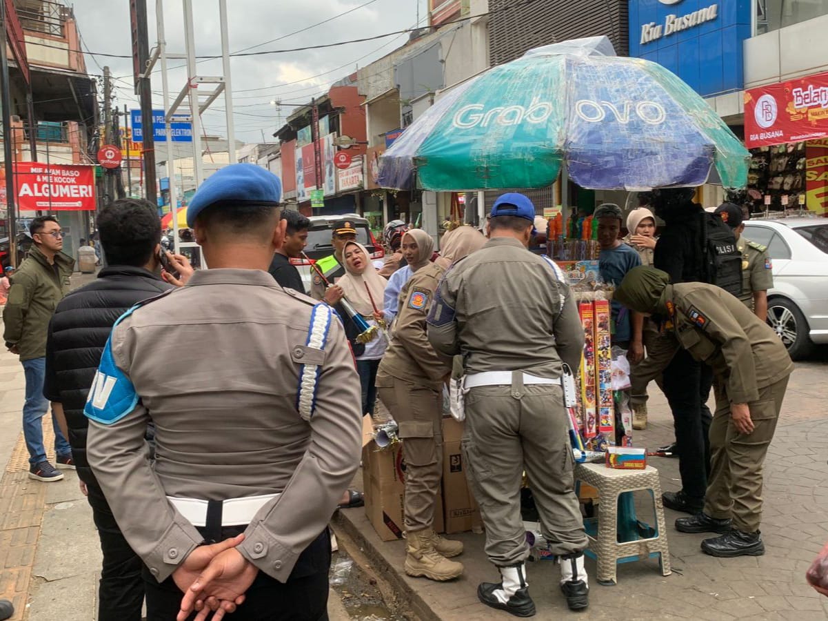 Petugas Gabungan Sita Puluhan Petasan dari Pedagang di Kota Bogor