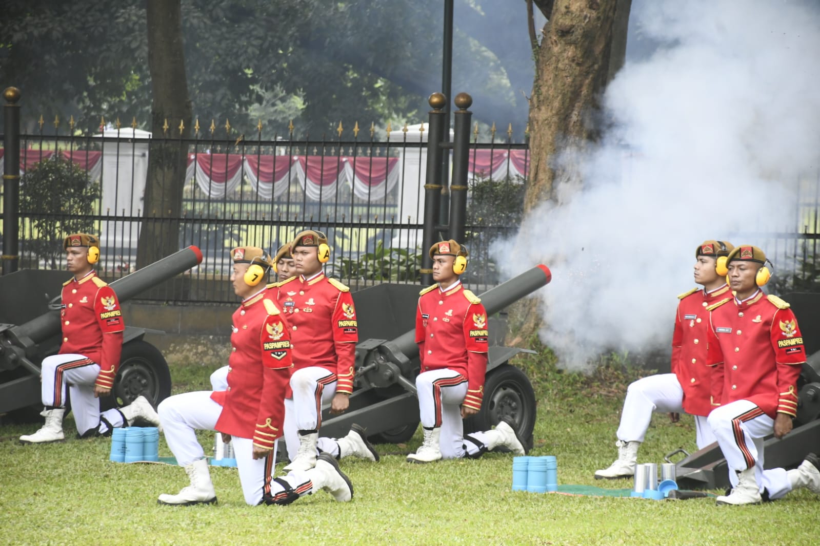 Meriam Penghormatan Yon Armed Sambut Kunjungan PM Jepang